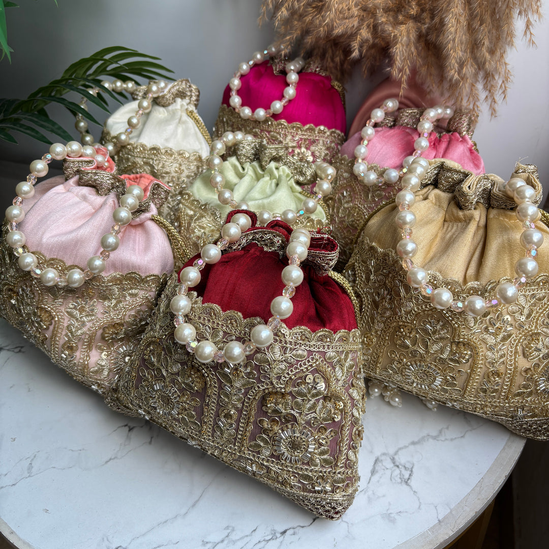 The Regal Lace potlis